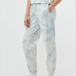Nike Women’s Mid-Rise Cloud-Dye Joggers